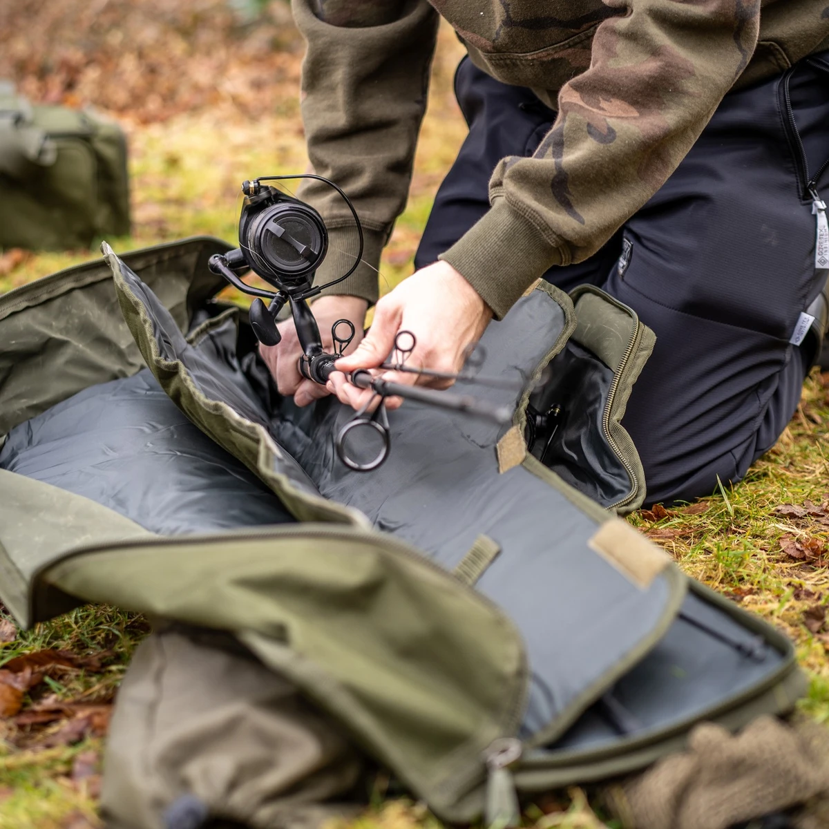 Daiwa Black Widow Rod Holdalls: 10ft 3 Rod - Nathans Of Derby - View #6