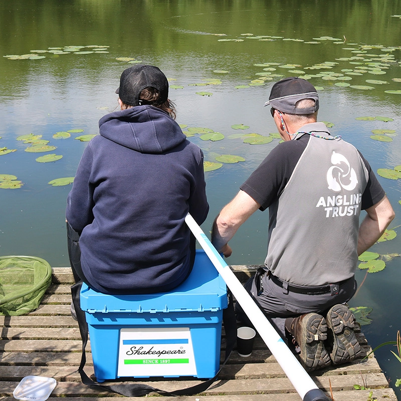 Fishing Evolution - Coffre de pêche Combo Seat Box modèle Shakespeare Black + Top Boxxx Evo + Queue Reggi Couvercle