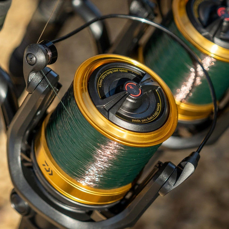 Daiwa 23 EMBLEM 45 SCW QD-OT Big Pit Karpfenrolle | Ihr Angelshop für Angelsport und Angelausrüstung
